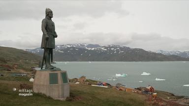Statur vor einer Landschaft in Grönland 