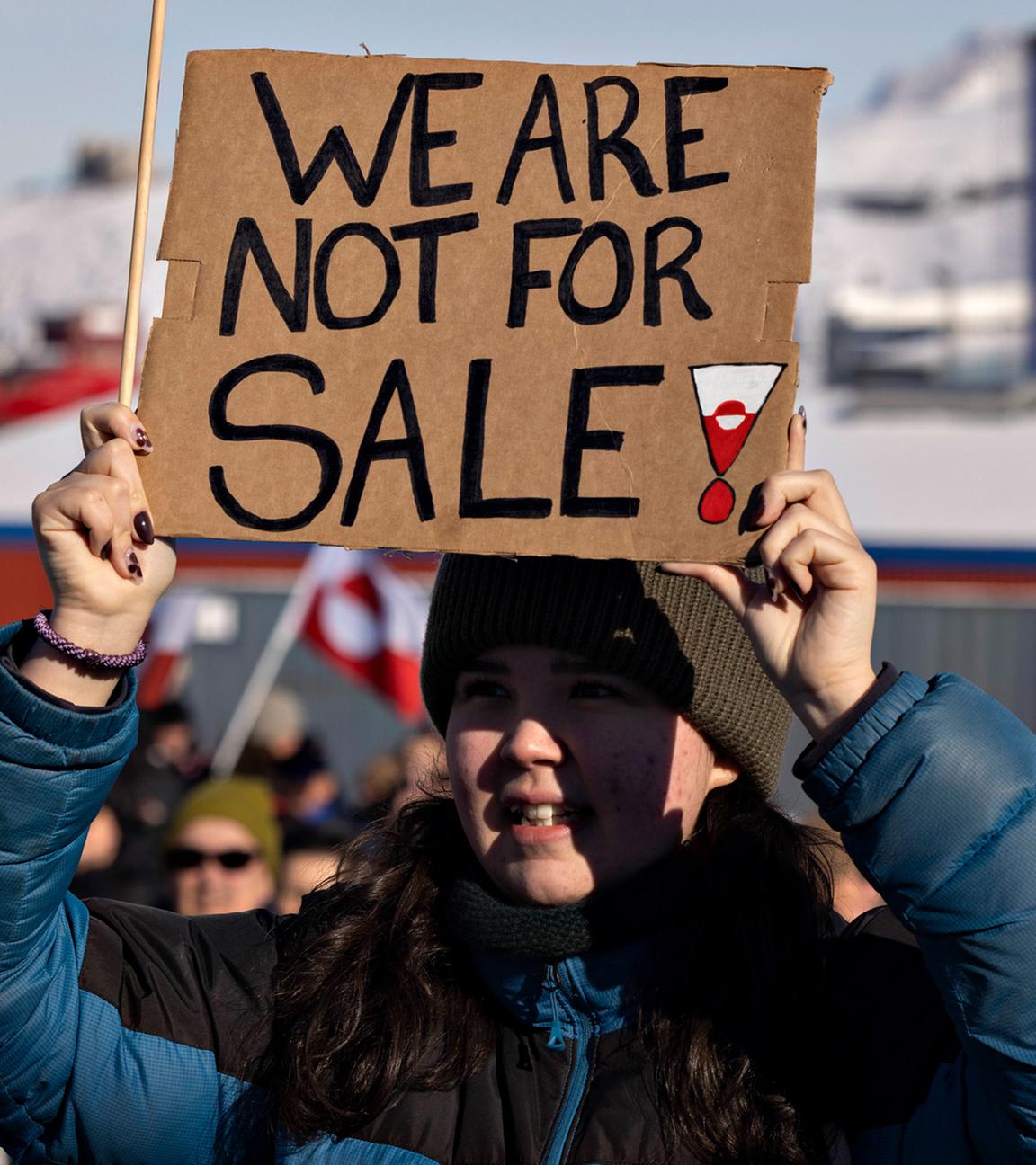 Demonstrierende protestieren am Samstag, 15. März 2025, vor dem US-Konsulat in Nuuk (Grönland) unter dem Slogan „Grönland gehört dem grönländischen Volk“.
