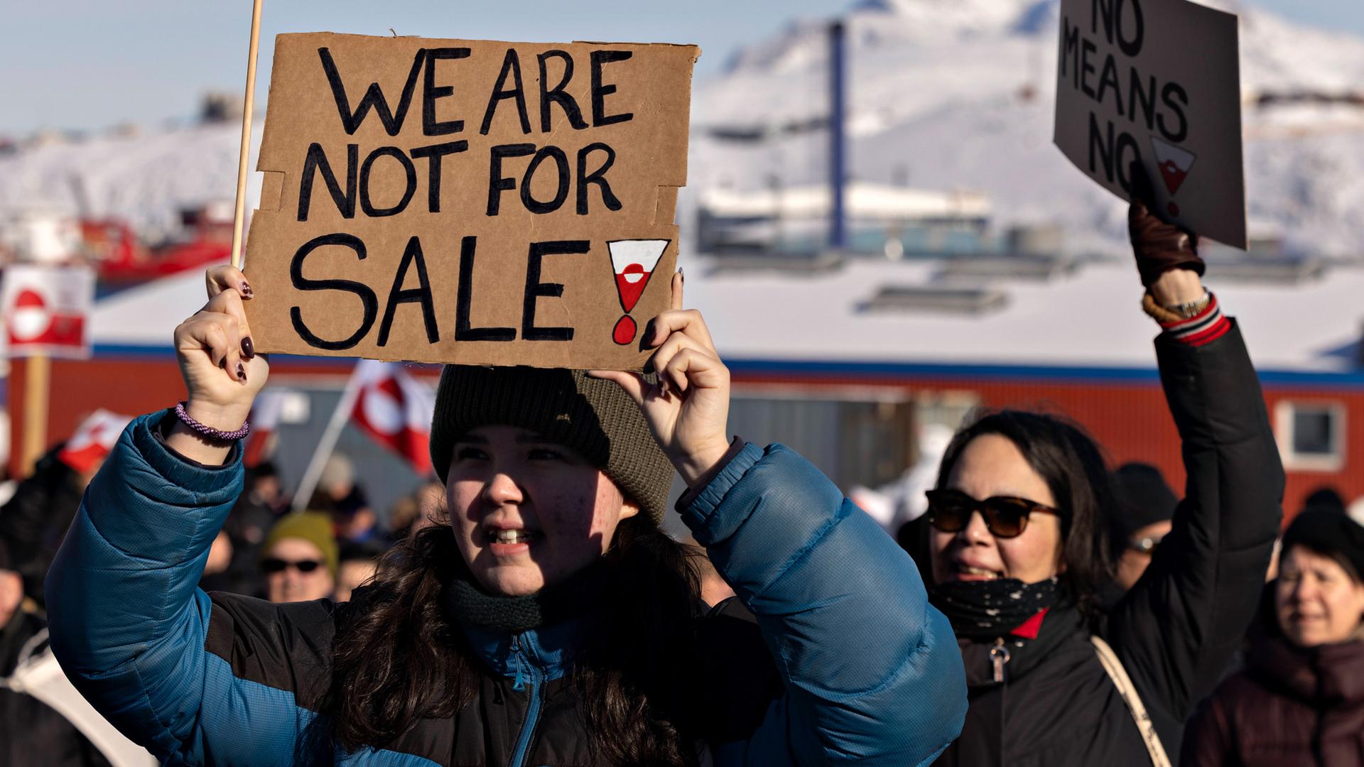 Demonstrierende protestieren am Samstag, 15. März 2025, vor dem US-Konsulat in Nuuk (Grönland) unter dem Slogan „Grönland gehört dem grönländischen Volk“.