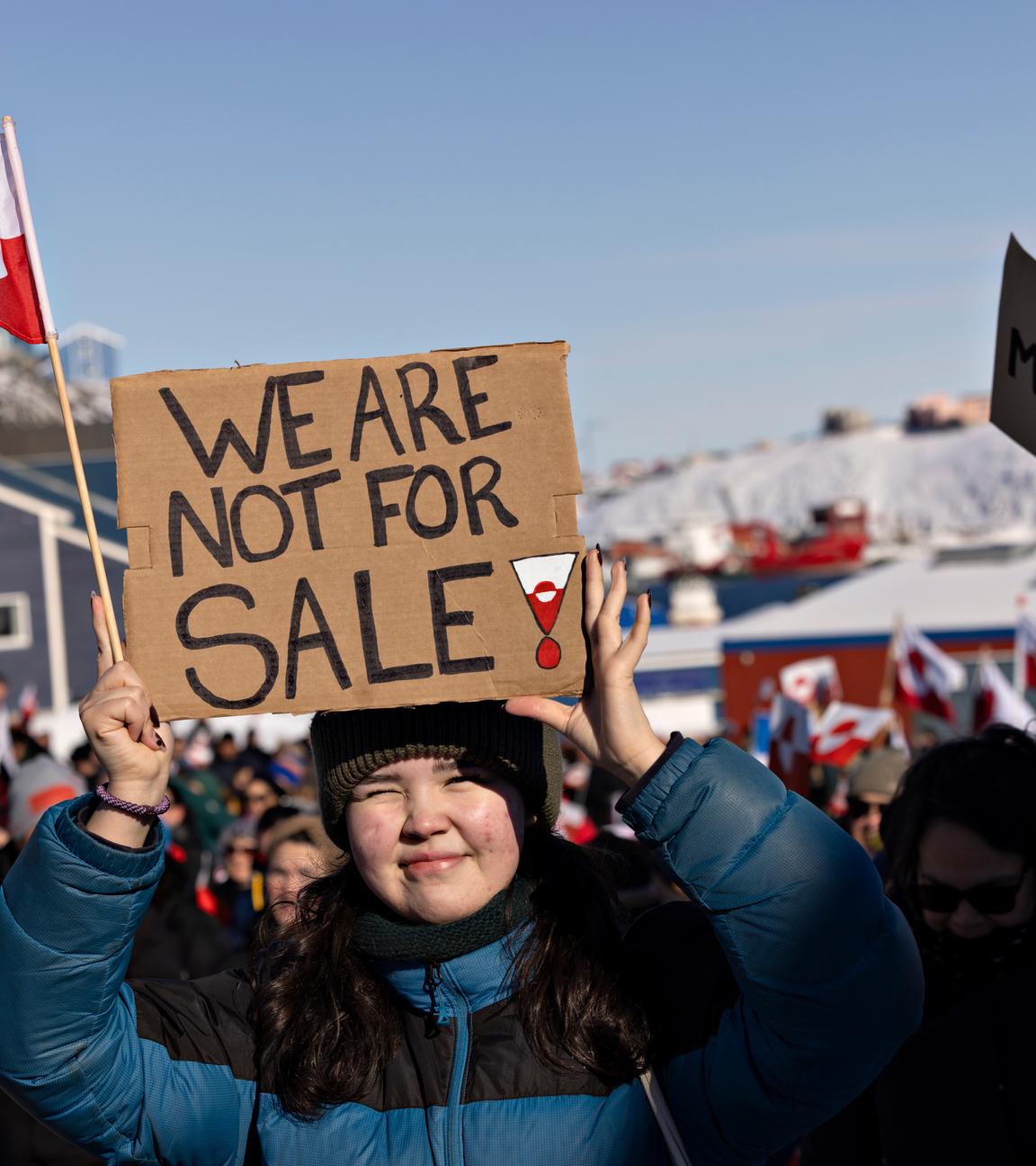 Menschen nehmen an einem Marsch teil, der vor dem US-Konsulat unter dem Motto «Grönland gehört dem grönländischen Volk» endet. 