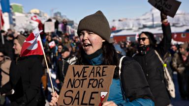 Demonstranten bei einem Protestmarsch gegen Donald-Trump unter dem Motto „Grönland gehört dem grönländischen Volk“.