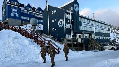 Soldaten am Arktisk Kommando in Nuuk vorbei. Das Arktisk Kommando (Arktisches Kommando) ist eine Einheit der dänischen Streitkräfte mit Sitz in Nuuk, Grönland.