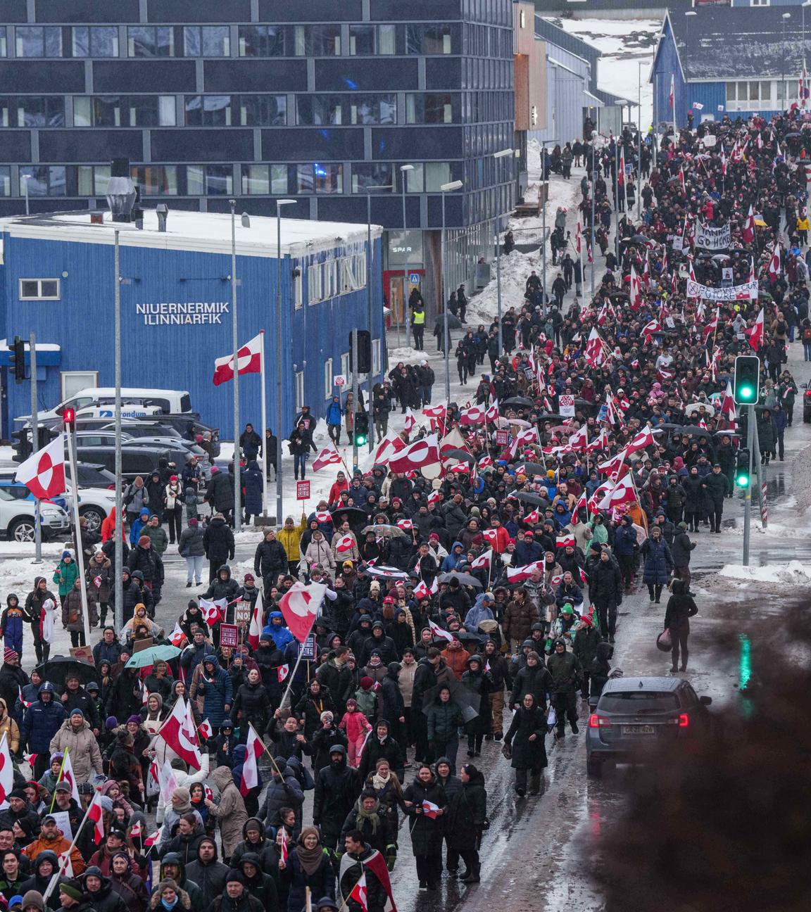 Zahlreiche Menschen gehen zum US-Konsulat, um gegen die Annexionspläne von US-Präsident Trump zu protestieren.