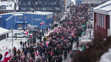 Zahlreiche Menschen gehen zum US-Konsulat, um gegen die Annexionspläne von US-Präsident Trump zu protestieren.