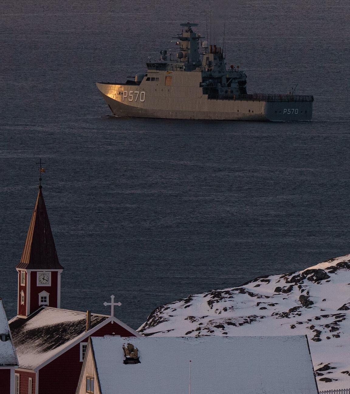 Das Militärschiff HDMS Knud Rasmussen der Königlich Dänischen Marine patrouilliert vor Grönland in der Nähe von Nuuk. 