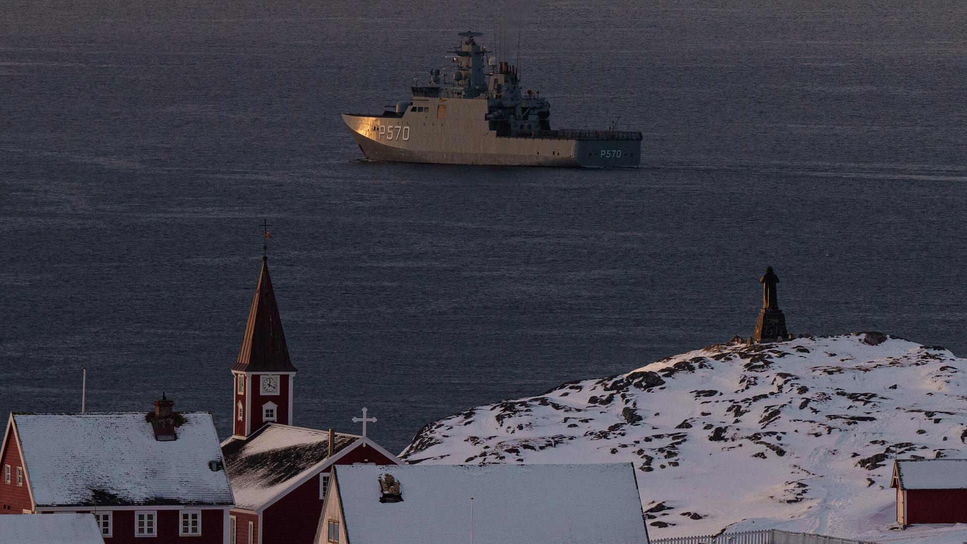 Das Militärschiff HDMS Knud Rasmussen der Königlich Dänischen Marine patrouilliert vor Grönland in der Nähe von Nuuk. 