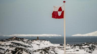 Grönland-Flagge weht in Nuuk