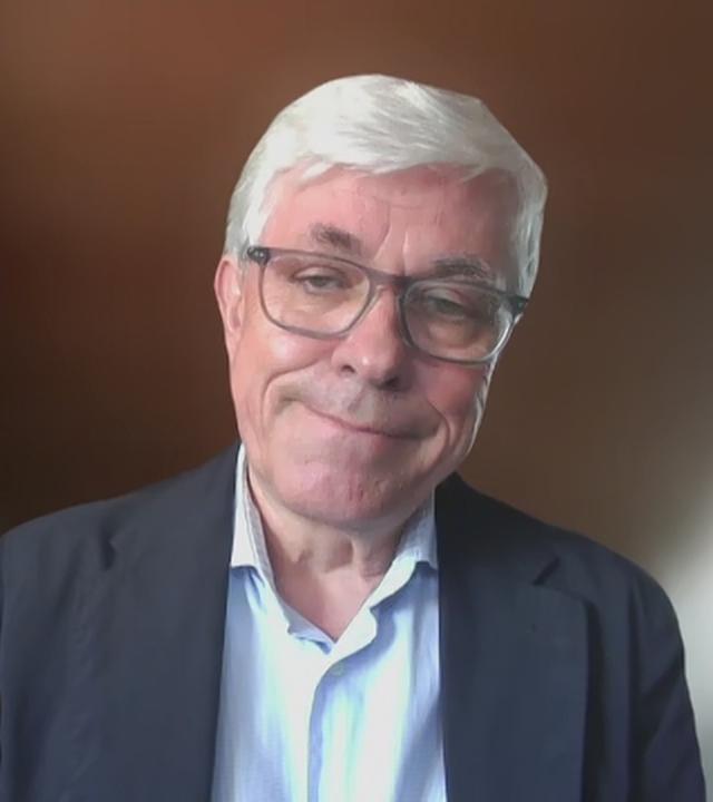 Arktis-Experte Michael Paul in einem Sakko und Hemd. Der Hintergrund ist verschwommen.