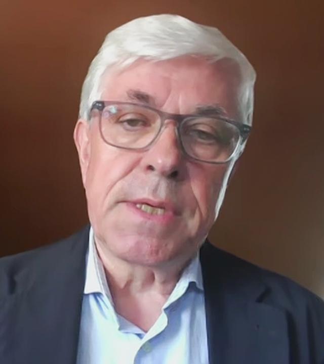 Arktis-Experte Michael Paul in einem Sakko und Hemd. Der Hintergrund ist verschwommen.
