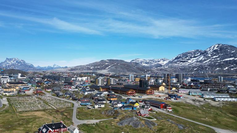 Blick auf Häuser in Nuuk, Grönland, Sonntag, 22. Juni 2025.