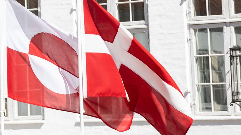 Flaggen von Grönland und Dänemark