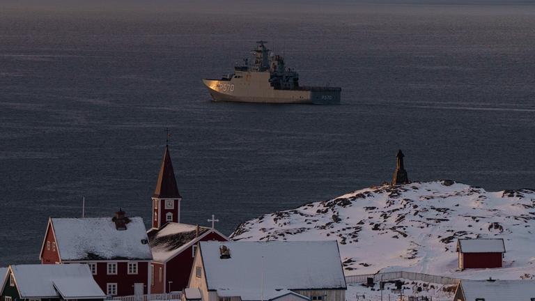 Schiff vor Küste Grönlands in der Dämmerung