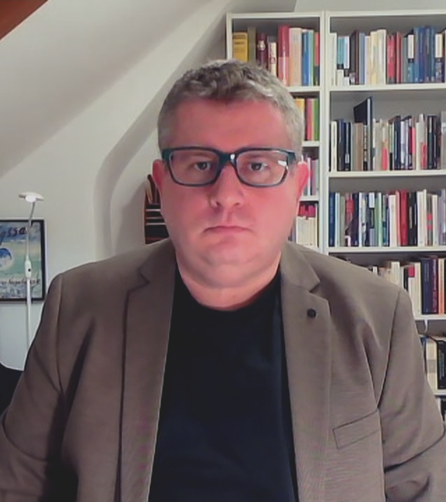 ZDF-Studioleiter in Brüssel Ulf Röller in seinem Arbeitszimmer