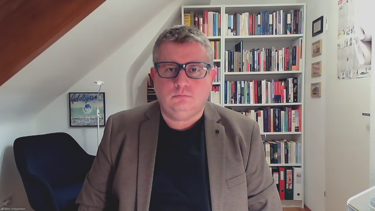 ZDF-Studioleiter in Brüssel Ulf Röller in seinem Arbeitszimmer