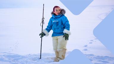 Junger Inuit im grönländischen Eis