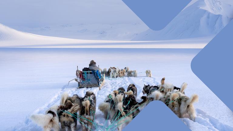 Inuit in Eislandschaft mit Hundeschlitten