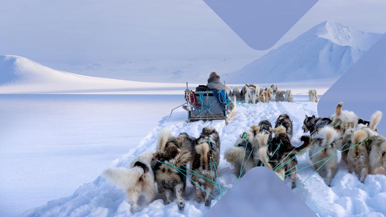 Inuit in Eislandschaft mit Hundeschlitten