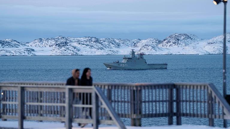 Das Militärschiff HDMS Ejnar Mikkelsen der Königlich Dänischen Marine patrouilliert in der Nähe von Nuuk. 