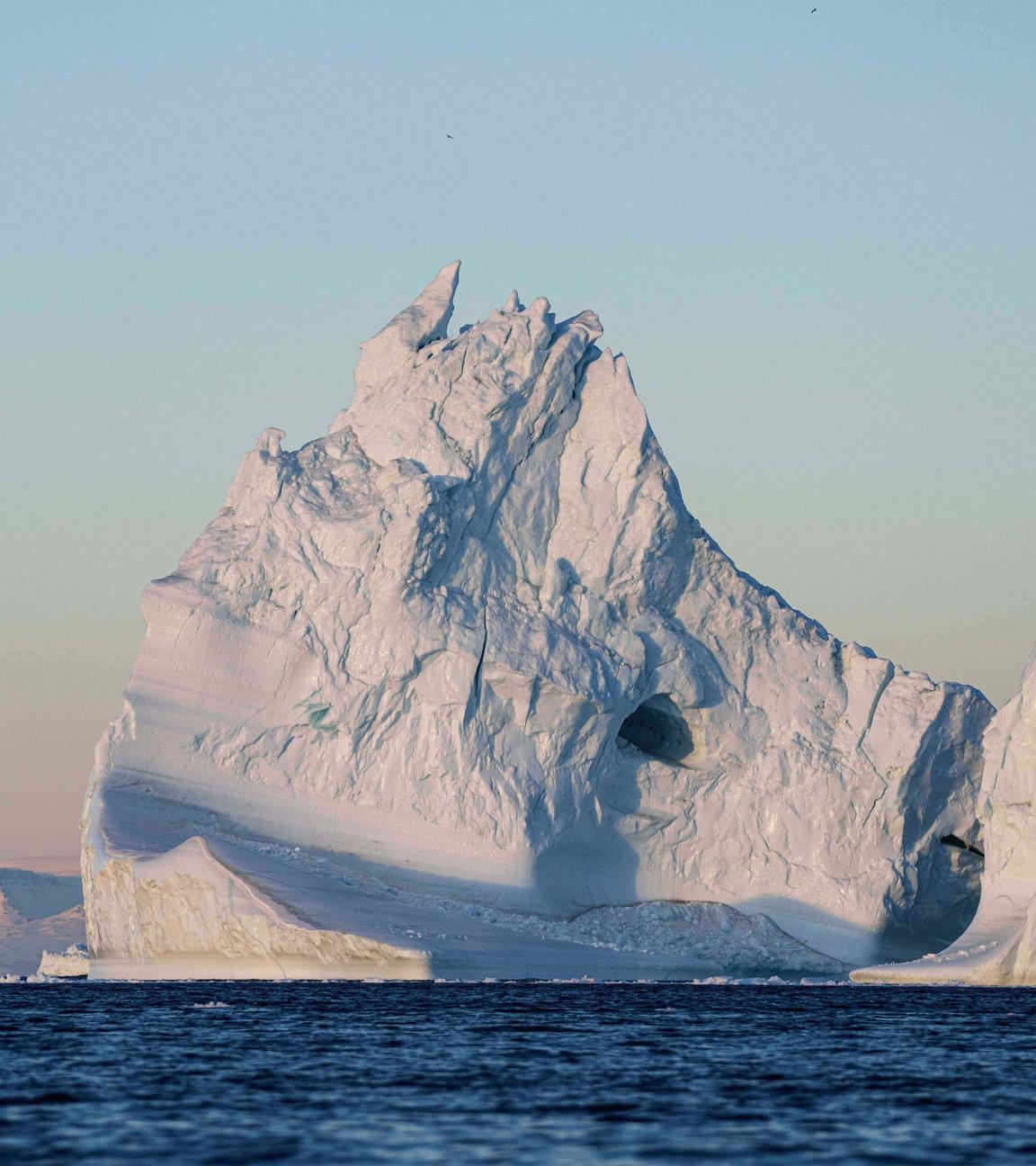 Ein Eisberg im Gewässer von G