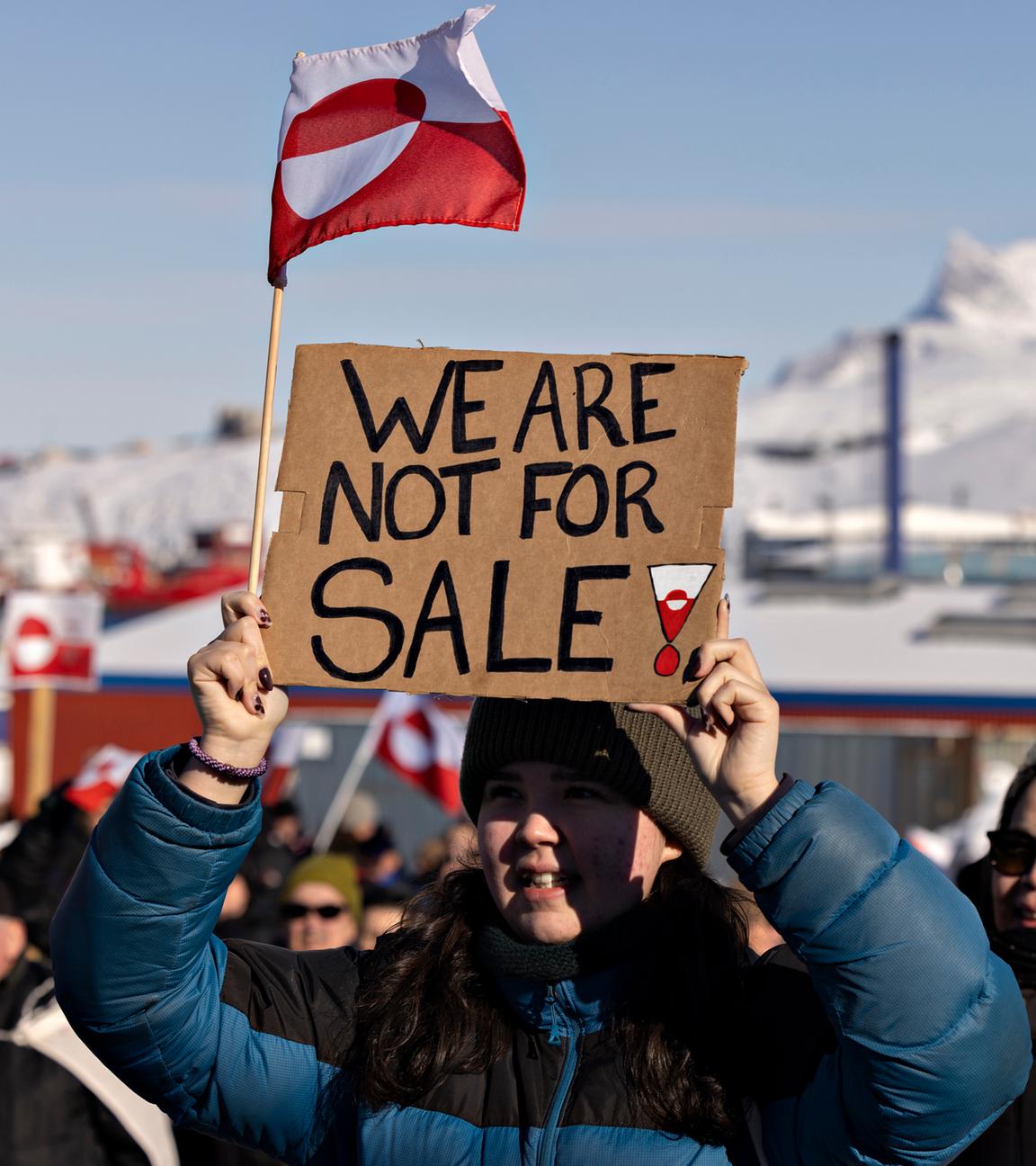 Menschen nehmen an einem Marsch teil, der vor dem US-Konsulat endet, unter dem Motto „Grönland gehört dem grönländischen Volk“ in Nuuk, Grönland.