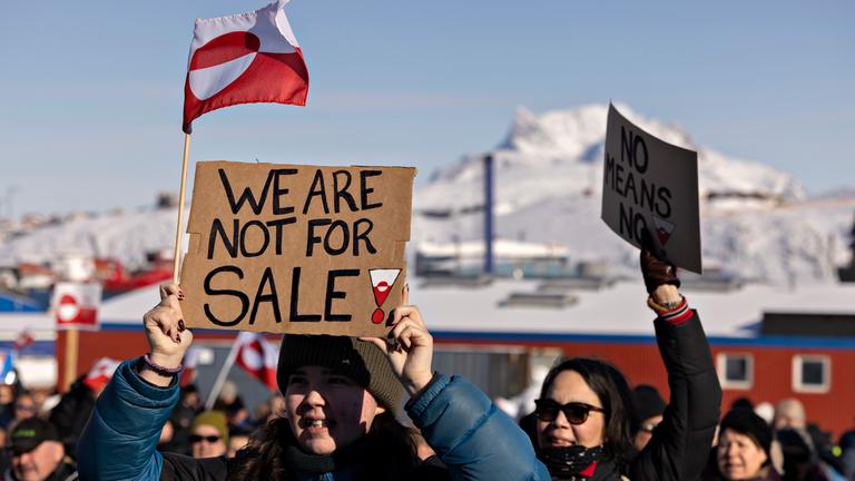 Menschen nehmen an einem Marsch teil, der vor dem US-Konsulat endet, unter dem Motto „Grönland gehört dem grönländischen Volk“ in Nuuk, Grönland.