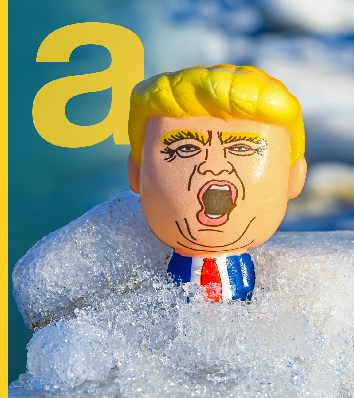 Eine Spielfigur vom Donald Trump im Schnee