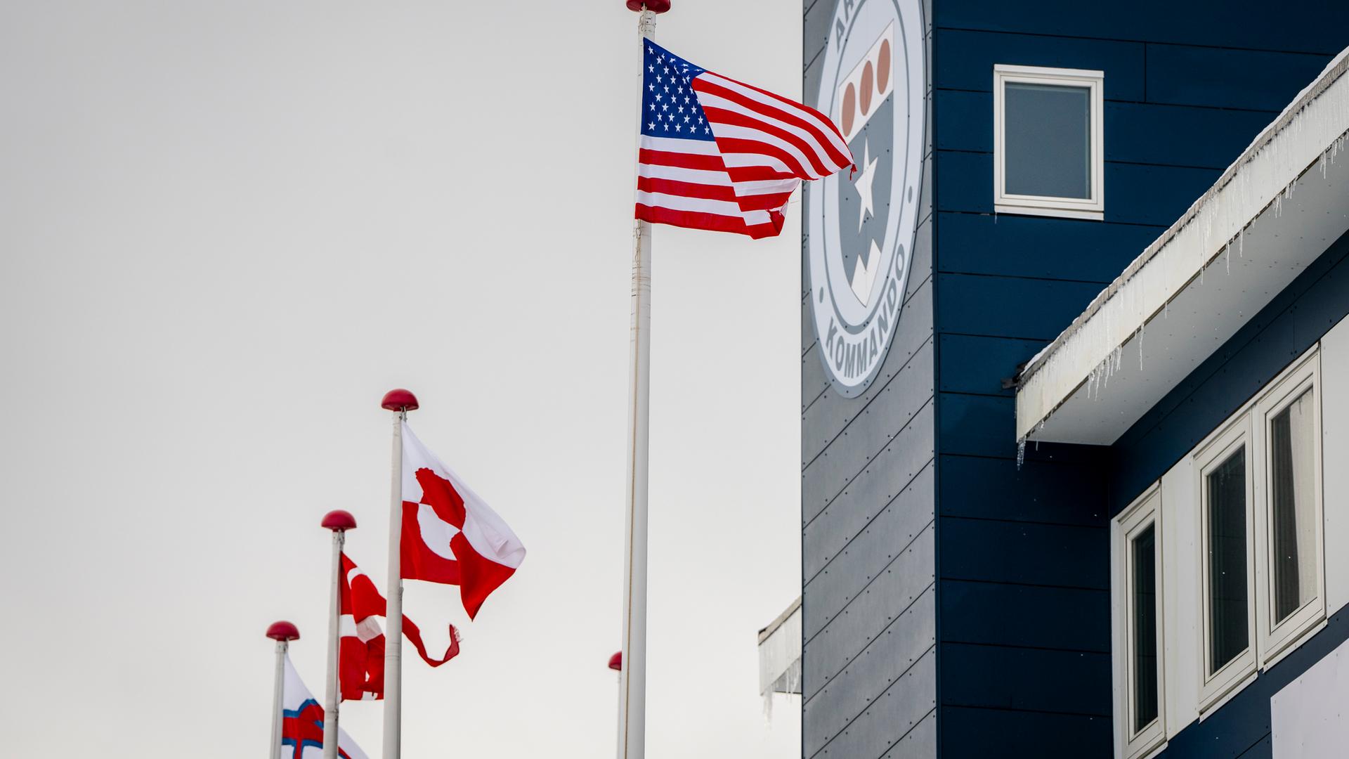 US-Flagge vor Arktischen Kommando auf Grönland