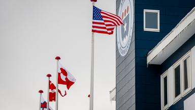 US-Flagge vor Arktischen Kommando auf Grönland