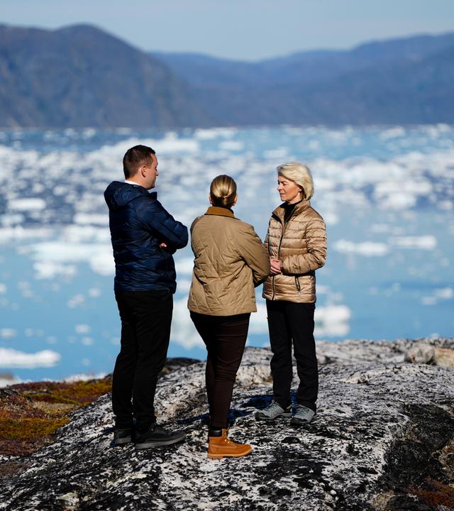 Die dänische Ministerpräsidentin Mette Frederiksen, der Regierungschef von Grönland, Jens-Frederik Nielsen, und die Präsidentin der Europäischen Kommission, Ursula von der Leyen stehen am Meer in Grönland.