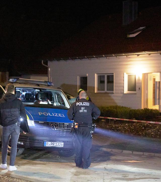 Die Polizei sichert den Tatort rund um das Haus des Tatverdächtigen.  