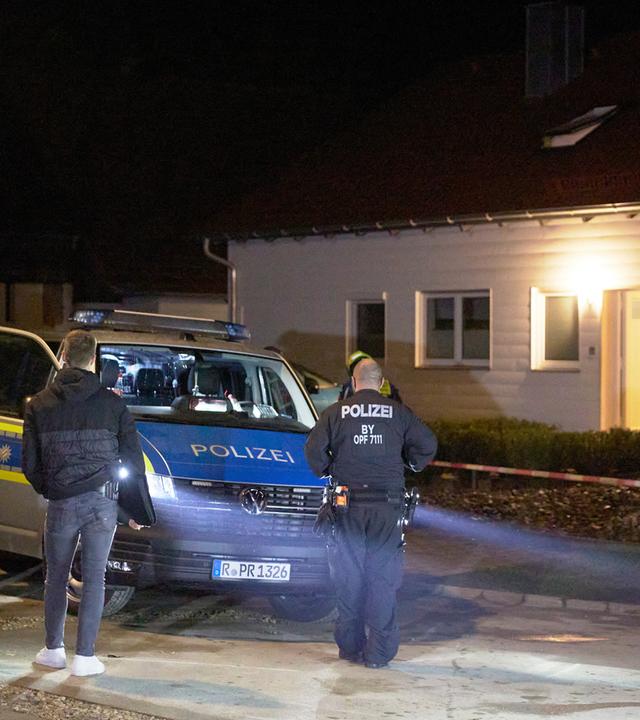 Die Polizei sichert den Tatort rund um das Haus des Tatverdächtigen.  