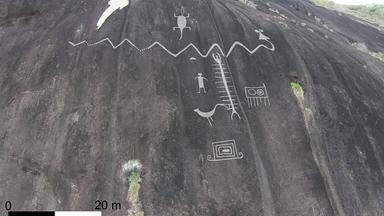 An einem Felsen sind Petroglyphen und ihre entsprechende Größe im Verhältnis zum Maßstab