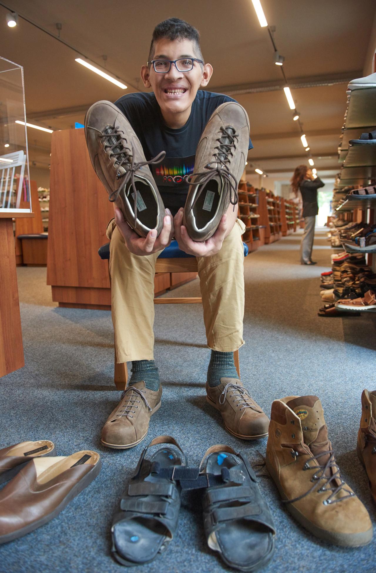 Jeison Rodriguez, der Mann mit den wohl größten Füßen der Welt zeigt im Schuhhaus Wessels 2018 bei einem Besuch in Deutschland seine neuen Schuhe, aufgenommen am 04.06.2018 