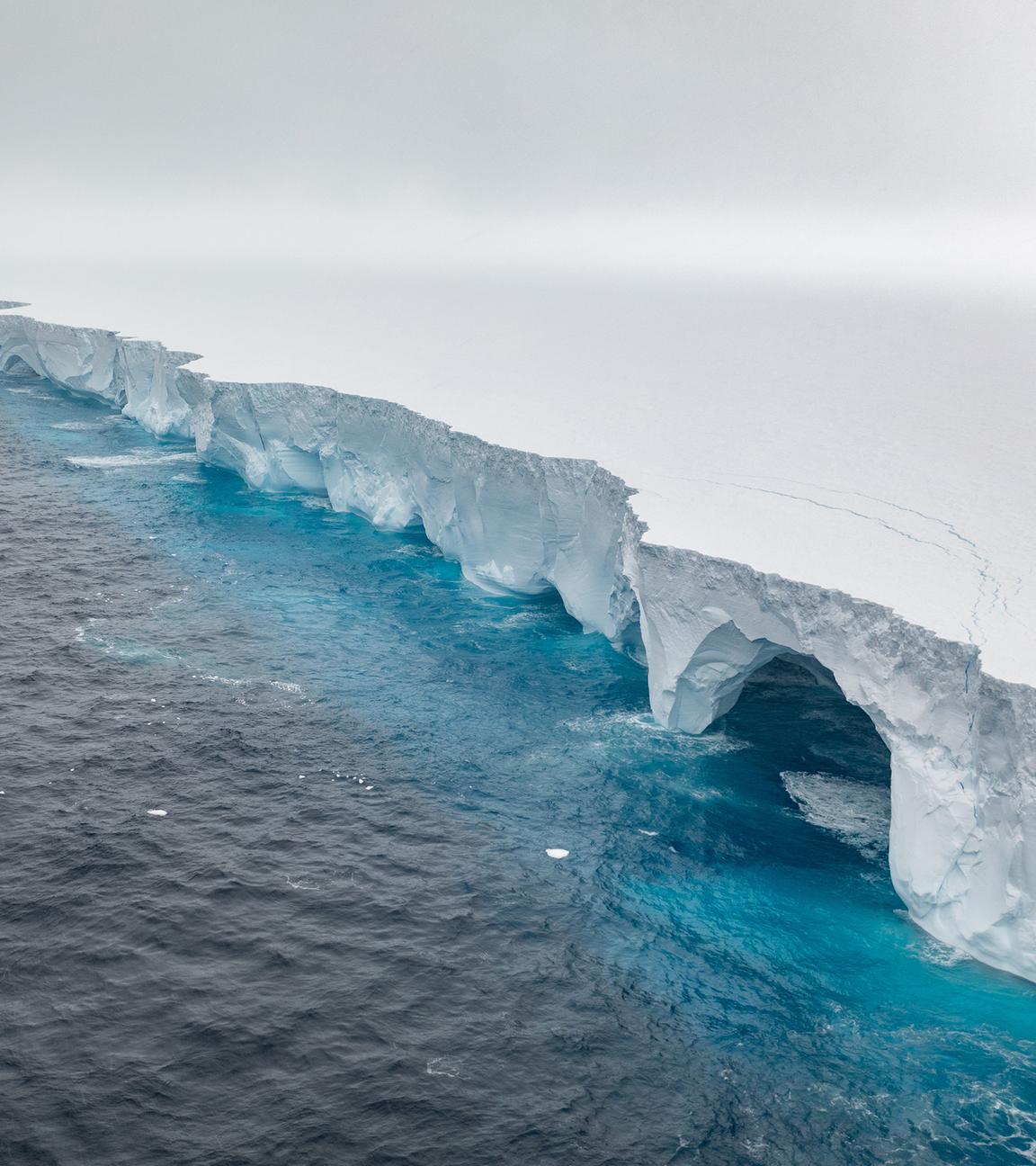 Archiv: Spektakuläre Bilder vom derzeit weltweit größten Eisberg zeigen, wie Erosion riesige Bögen und höhlenartige Vertiefungen in den Koloss gemeißelt hat. 