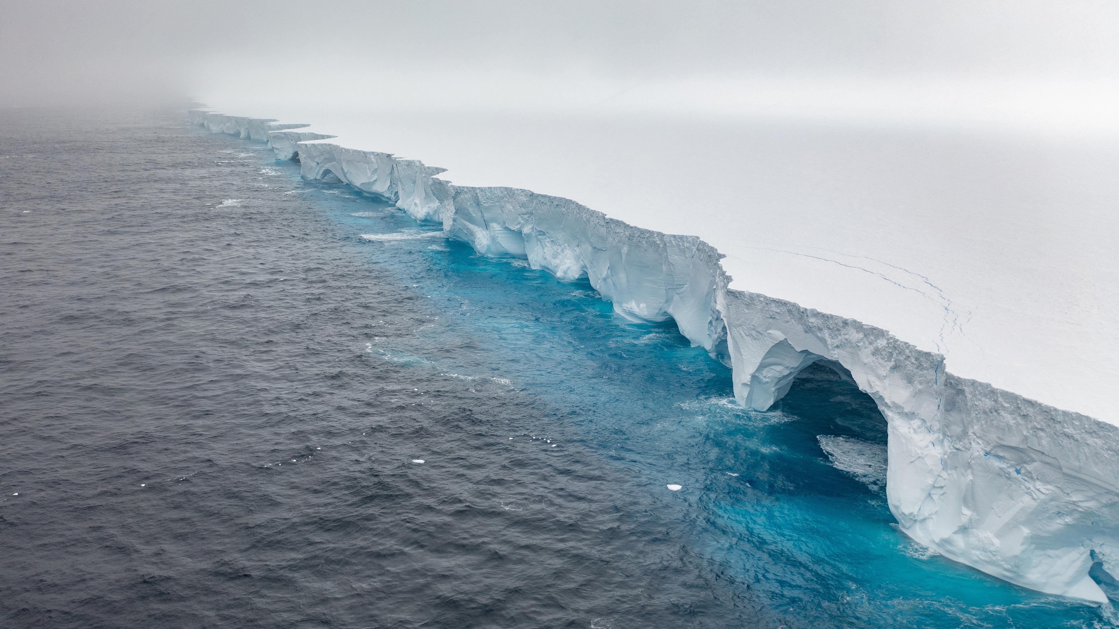 Archiv: Spektakuläre Bilder vom derzeit weltweit größten Eisberg zeigen, wie Erosion riesige Bögen und höhlenartige Vertiefungen in den Koloss gemeißelt hat. 