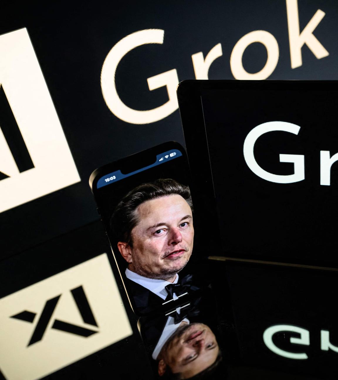 Bildschirme mit dem Logo von Grok, einem Chatbot mit generativer künstlicher Intelligenz von xAI