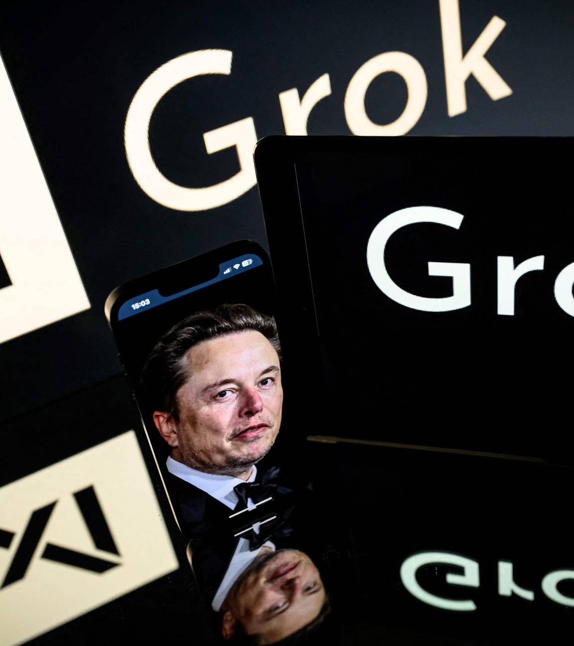 Diese am 13. Januar 2025 in Toulouse aufgenommene Fotoillustration zeigt Bildschirme mit den Logos von xAI und Grok, einem Chatbot mit generativer künstlicher Intelligenz, der von xAI, dem auf künstliche Intelligenz spezialisierten amerikanischen Unternehmen und seinem Gründer, dem südafrikanischen Geschäftsmann Elon Musk, entwickelt wurde. 