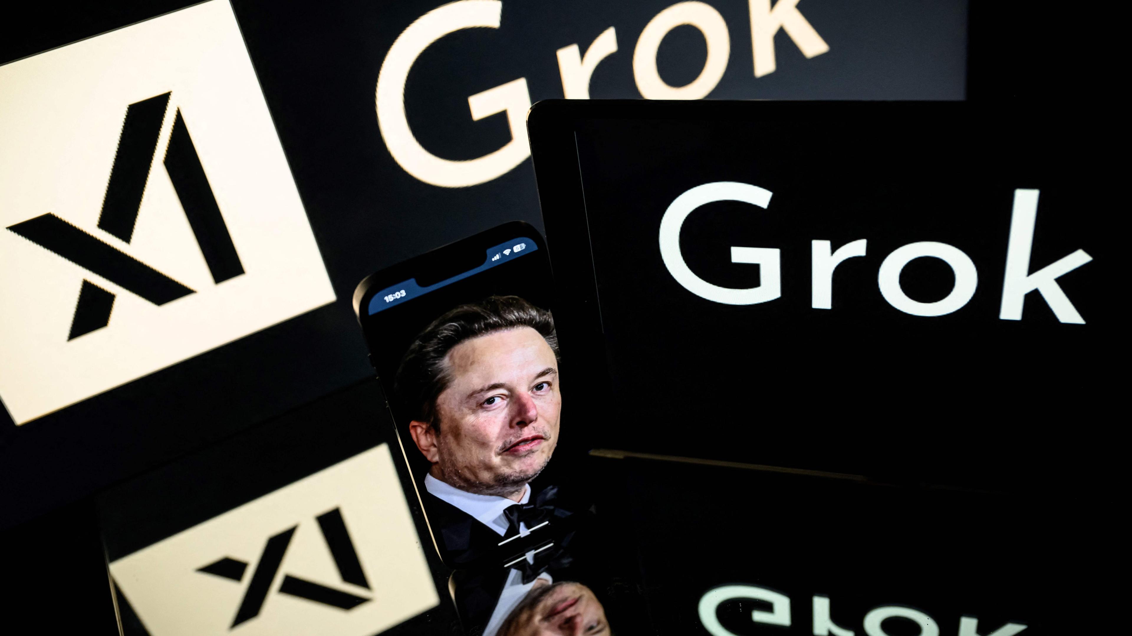 Diese am 13. Januar 2025 in Toulouse aufgenommene Fotoillustration zeigt Bildschirme mit den Logos von xAI und Grok, einem Chatbot mit generativer künstlicher Intelligenz, der von xAI, dem auf künstliche Intelligenz spezialisierten amerikanischen Unternehmen und seinem Gründer, dem südafrikanischen Geschäftsmann Elon Musk, entwickelt wurde. 