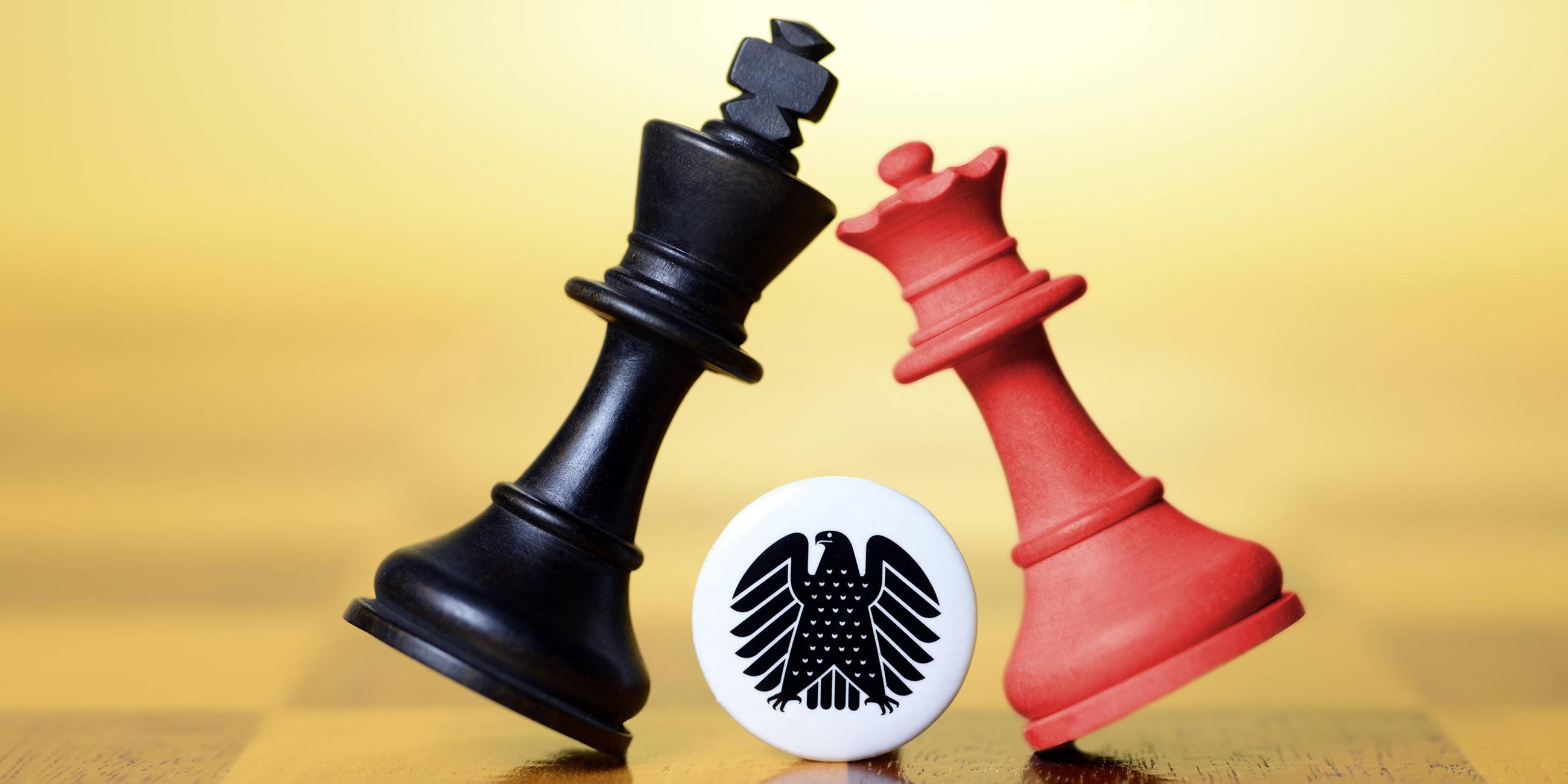Schwarze und rote Schachfigur