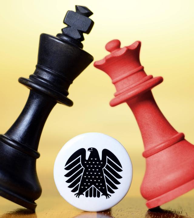 Schwarze und rote Schachfigur