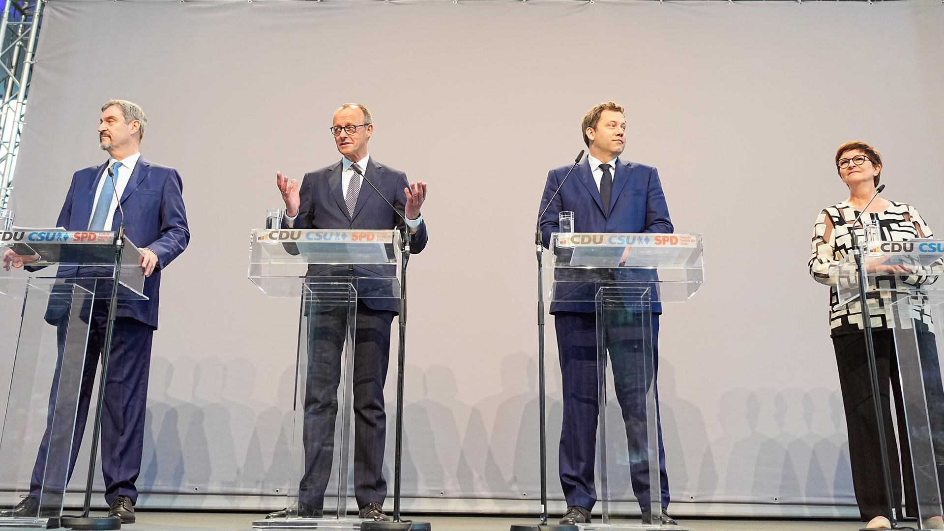 Markus Söder (l-r), Ministerpräsident von Bayern und CSU-Vorsitzender, Friedrich Merz, Unions-Kanzlerkandidat und CDU-Bundesvorsitzender, Lars Klingbeil, SPD-Fraktions- und Bundesvorsitzender, und Saskia Esken, SPD-Bundesvorsitzende
