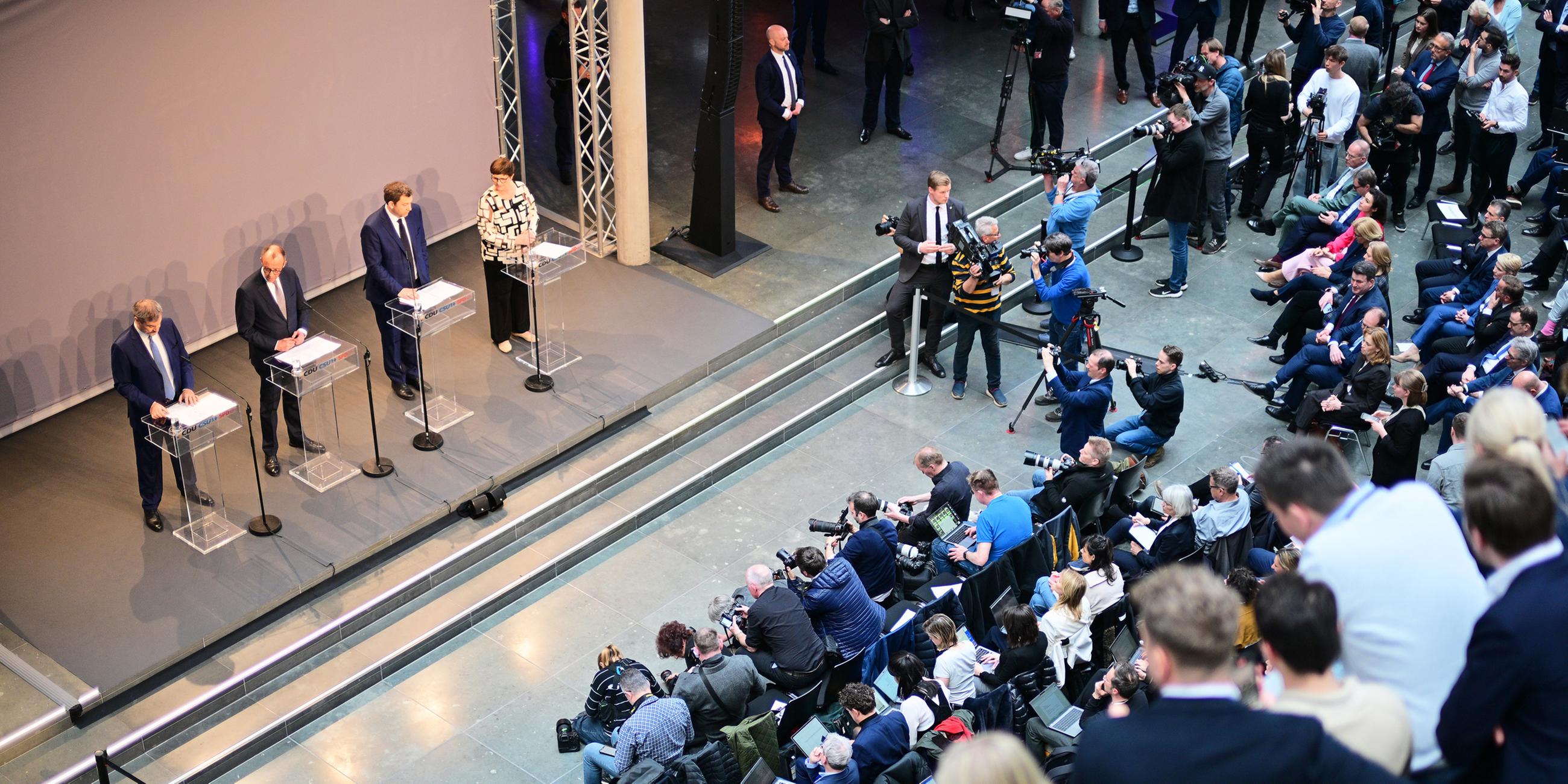 Markus Söder (l-r), Ministerpräsident von Bayern und CSU-Vorsitzender, Friedrich Merz, Unions-Kanzlerkandidat und CDU-Bundesvorsitzender, Lars Klingbeil, SPD-Fraktions- und Bundesvorsitzender, und Saskia Esken, SPD-Bundesvorsitzende