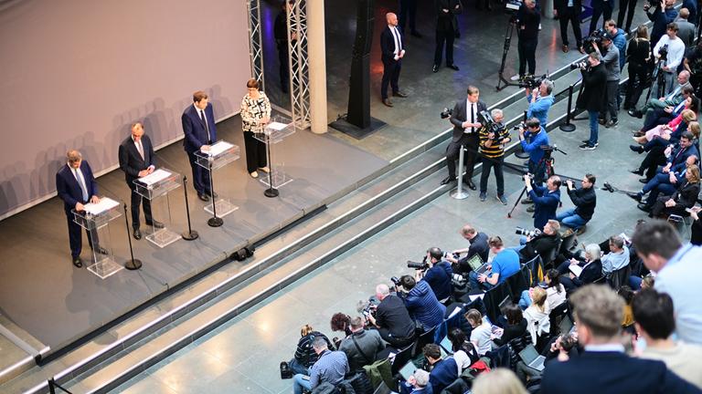 Markus Söder (l-r), Ministerpräsident von Bayern und CSU-Vorsitzender, Friedrich Merz, Unions-Kanzlerkandidat und CDU-Bundesvorsitzender, Lars Klingbeil, SPD-Fraktions- und Bundesvorsitzender, und Saskia Esken, SPD-Bundesvorsitzende