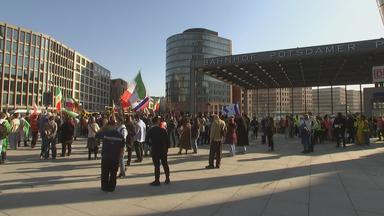 Demonstrierende auf Potsdamer Platz