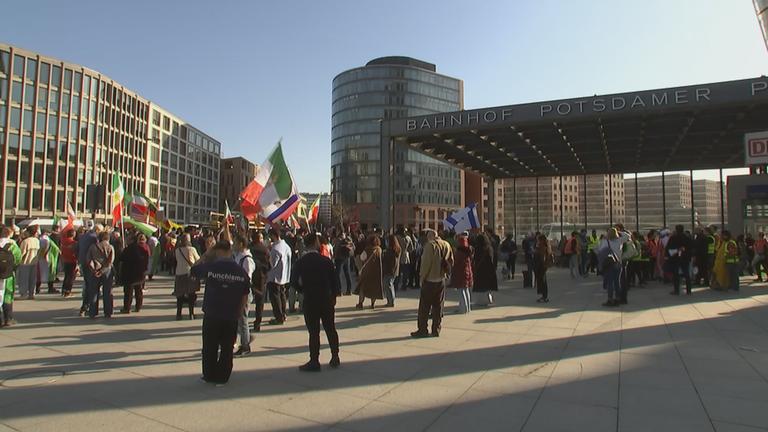 Demonstrierende auf Potsdamer Platz