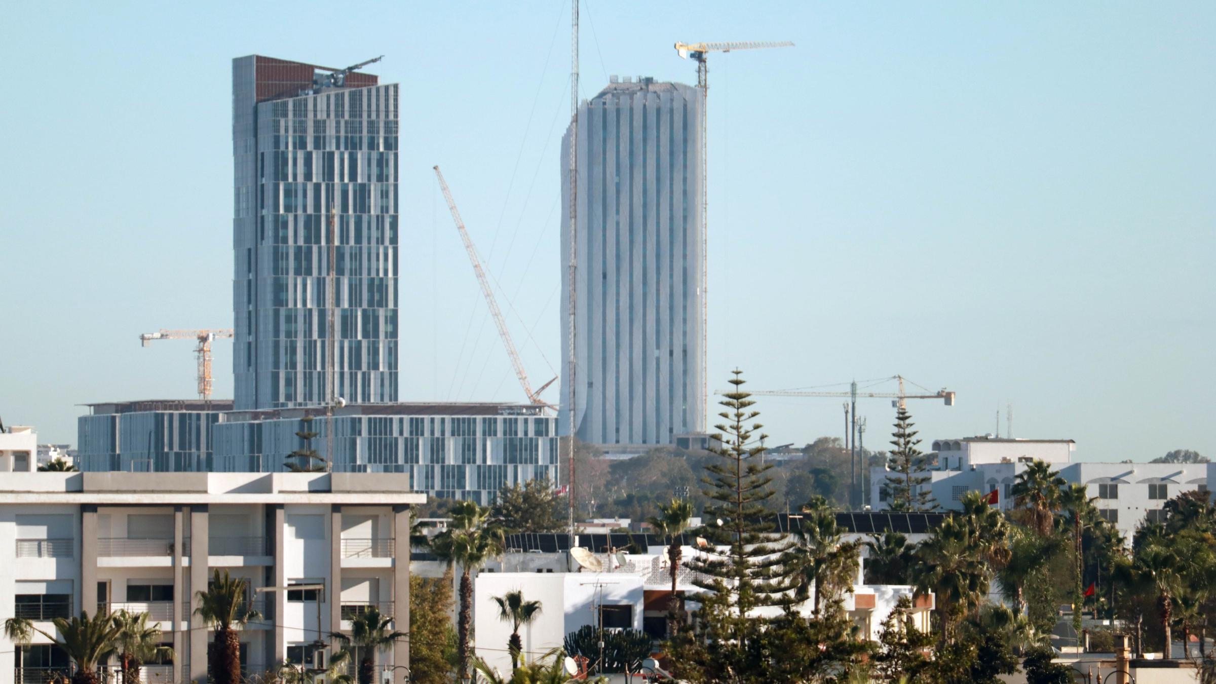 Skyline einer Stadt in Marokko mit Baustellenkränen.