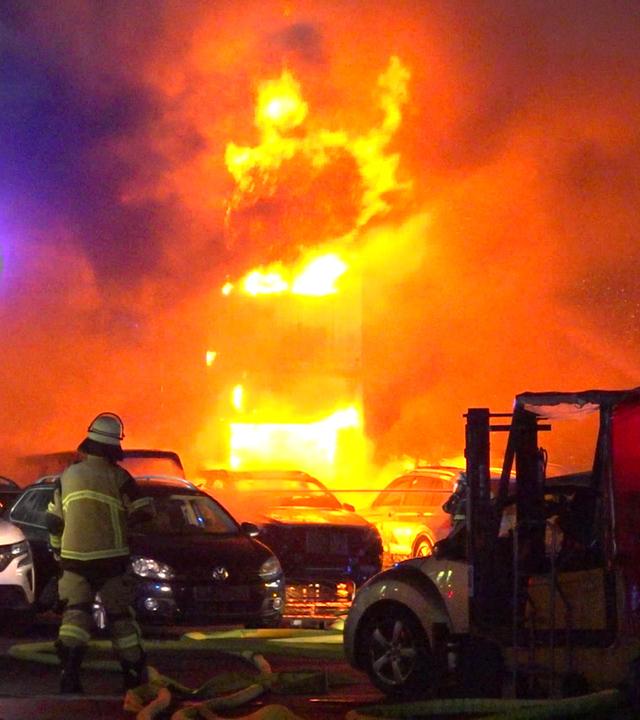 In einem Kfz-Betrieb in Essen gab es einen Großbrand.