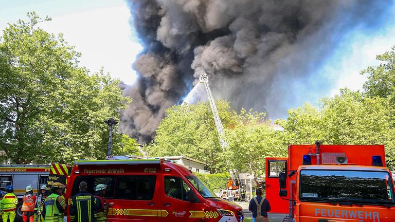 Großbrand zerstört ein Schulzentrum im nordrhein-westfälischen Erkrath 