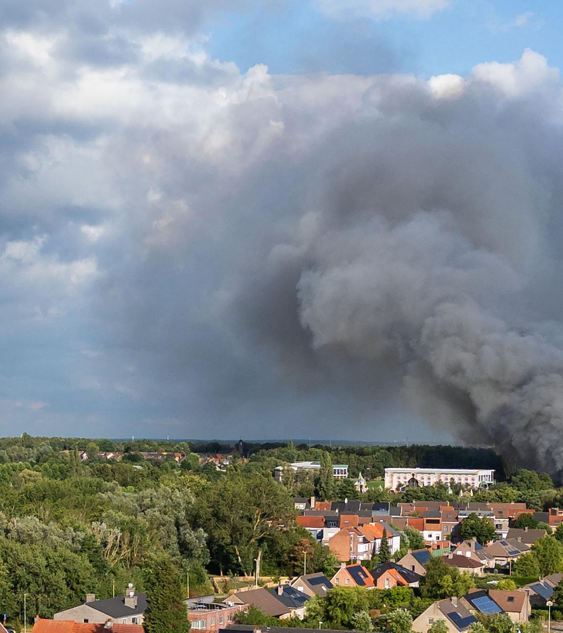 Rauchschwaden eines Brandes steigen am 16. Juli 2025 über dem Gelände des Elektro-Musikfestivals Tomorrowland in Boom, Nordbelgien, auf. 