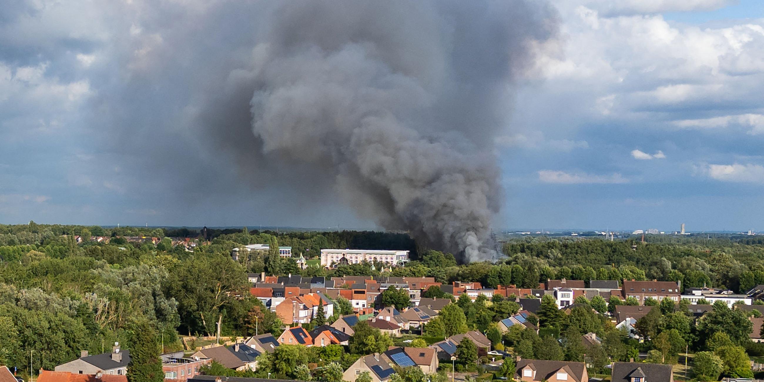 Rauchschwaden eines Brandes steigen am 16. Juli 2025 über dem Gelände des Elektro-Musikfestivals Tomorrowland in Boom, Nordbelgien, auf. 